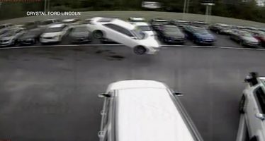 Ένα Toyota προσγειώθηκε σε αντιπροσωπεία της Ford (videos)