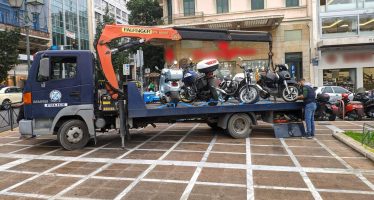 Ο γερανός της Τροχαίας σήκωσε παράνομα σταθμευμένες μοτοσυκλέτες (video)