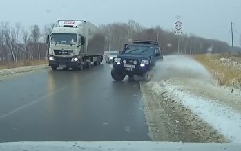 Διαδοχικές συγκρούσεις αυτοκινήτων σε παγωμένο δρόμο (video)