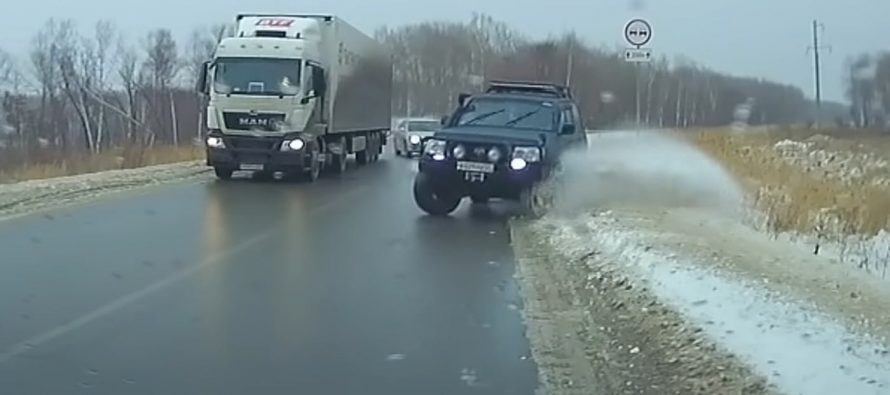 Διαδοχικές συγκρούσεις αυτοκινήτων σε παγωμένο δρόμο (video)