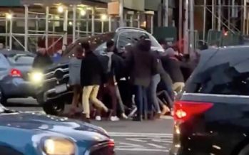 Σήκωσαν με τα χέρια μια Mercedes για να απεγκλωβίσουν πεζή (video)