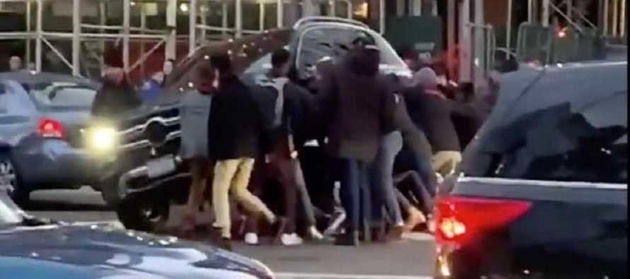 Σήκωσαν με τα χέρια μια Mercedes για να απεγκλωβίσουν πεζή (video)
