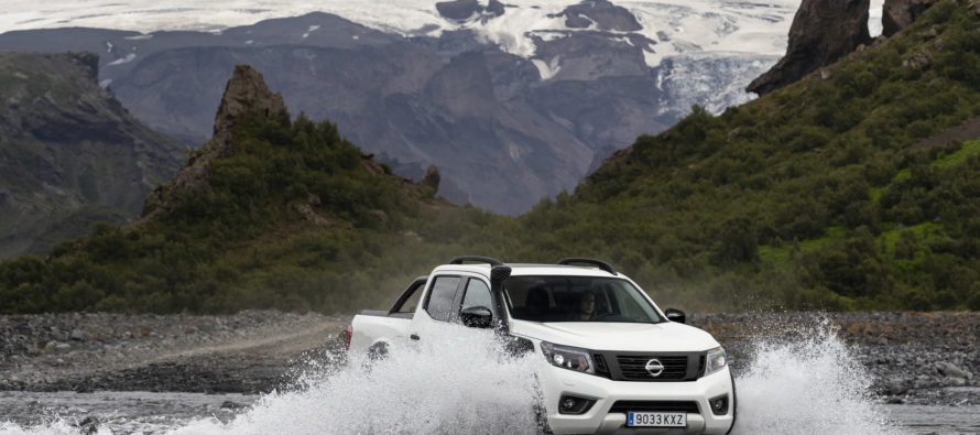 Το Nissan Navara βουτάει στο νερό με αναπνευστήρα