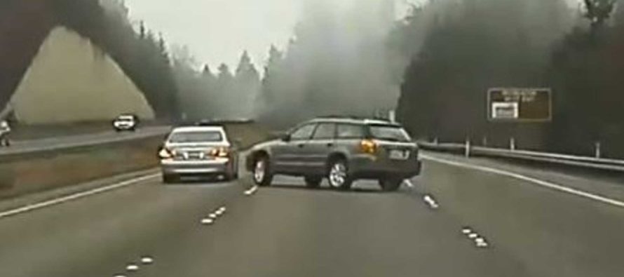 Δείτε πως ένα Lexus έστειλε στο χαντάκι το Subaru (video)