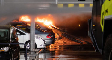 Μεγάλη πυρκαγιά έκαψε 300 αυτοκίνητα (video)