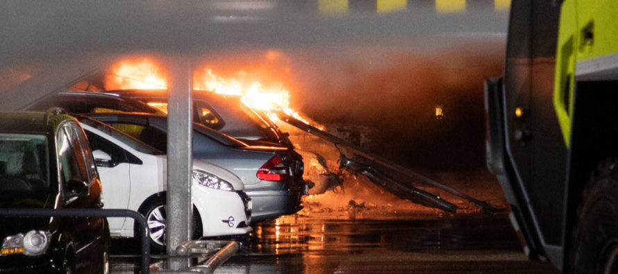 Μεγάλη πυρκαγιά έκαψε 300 αυτοκίνητα (video)