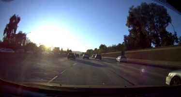 Πατίνι σπέρνει τον πανικό σε αυτοκινητόδρομο (video)