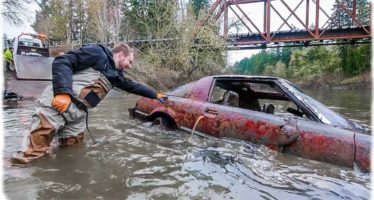Ανασύρθηκε Mazda RX-7 που ήταν για χρόνια μέσα σε ποτάμι (video)