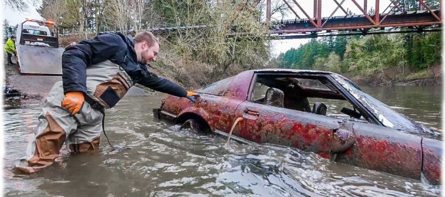 Ανασύρθηκε Mazda RX-7 που ήταν για χρόνια μέσα σε ποτάμι (video)