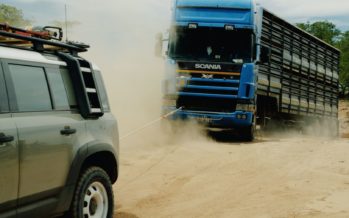 Έτσι ξεκόλλησε ένα Scania 20 τόνων από την άμμο! (video)