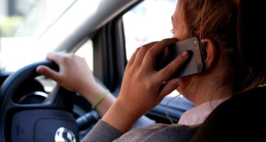 Κινητό τηλέφωνο και αλκοόλ άμεσα συνδεδεμένα με τον Έλληνα οδηγό