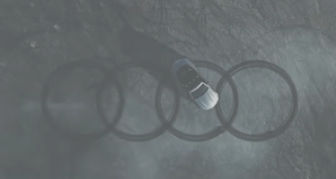 Mercedes σχηματίζει το λογότυπο της Audi! (videos)