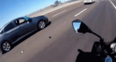 Οδηγός Honda Civic πέταξε μπουκάλι σε μοτοσικλετιστή (video)