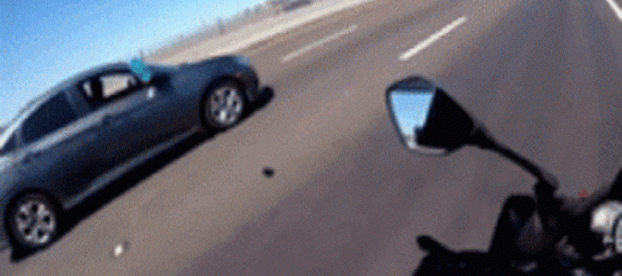 Οδηγός Honda Civic πέταξε μπουκάλι σε μοτοσικλετιστή (video)