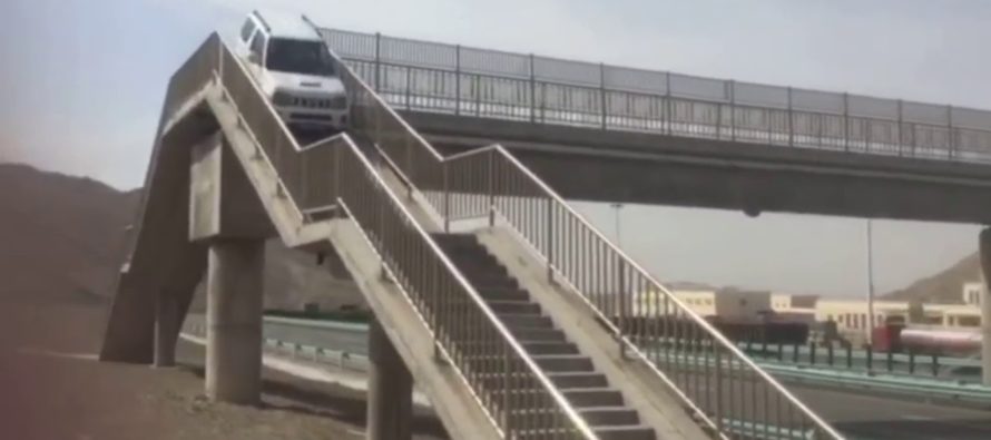 Suzuki Jimny κόβει δρόμο από αερογέφυρα πεζών! (video)