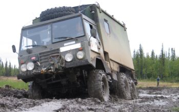Πουθενά δεν κωλώνει αυτό το στρατιωτικό φορτηγό Volvo