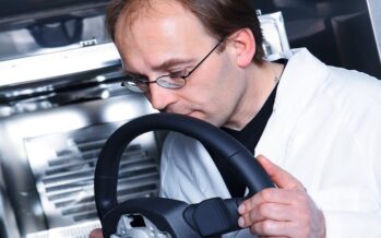 Το επάγγελμα να μυρίζεις αυτοκίνητα της Audi (video)