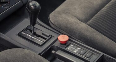 Το μυστηριώδες κόκκινο κουμπί σε Audi του 1990