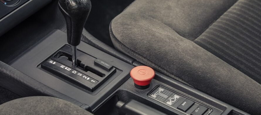Το μυστηριώδες κόκκινο κουμπί σε Audi του 1990