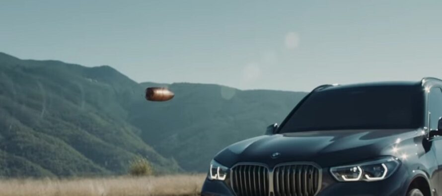 Θωρακισμένη BMW X5 δέχεται σφαίρα από καλάσνικοφ (video)