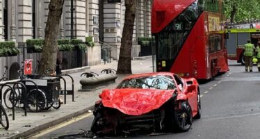 Ferrari VS λεωφορείο σημειώσατε X (video)