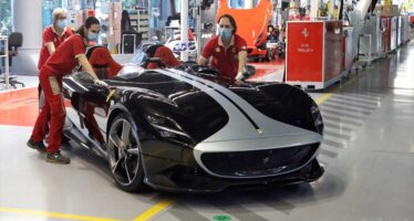 Η Ferrari που άργησε επτά εβδομάδες λόγω κορωνοϊού (video)