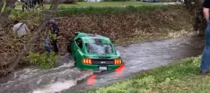Ο οδηγός ενός Ford Mustang GT τα έκανε κυριολεκτικά μούσκεμα (video)