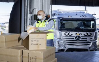 Μεταφορά 100.000 μασκών με φορτηγό Mercedes Actros