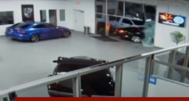Έκλεψαν Bentley περνώντας μέσα από τζαμαρία (video)
