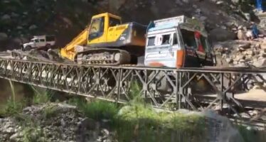 Γέφυρα κατέρρευσε από το βάρος φορτηγού (video)