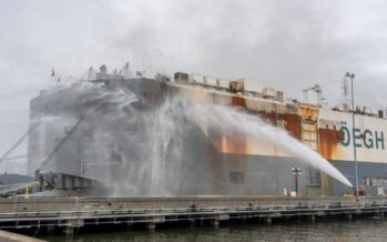 Σαν κεριά έλιωσαν 2.000 αυτοκίνητα από πυρκαγιά σε πλοίο