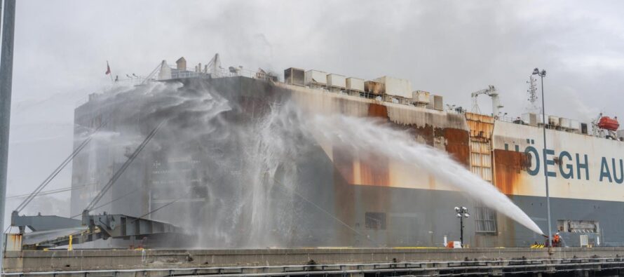 Σαν κεριά έλιωσαν 2.000 αυτοκίνητα από πυρκαγιά σε πλοίο