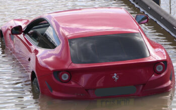 Δυστυχώς αυτή η Ferrari δεν ήξερε κολύμπι (video)