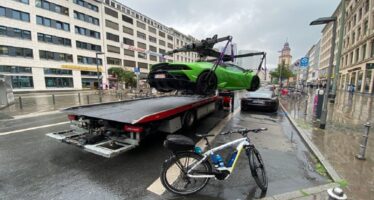 Γερανός σήκωσε παράνομα παρκαρισμένη Lamborghini