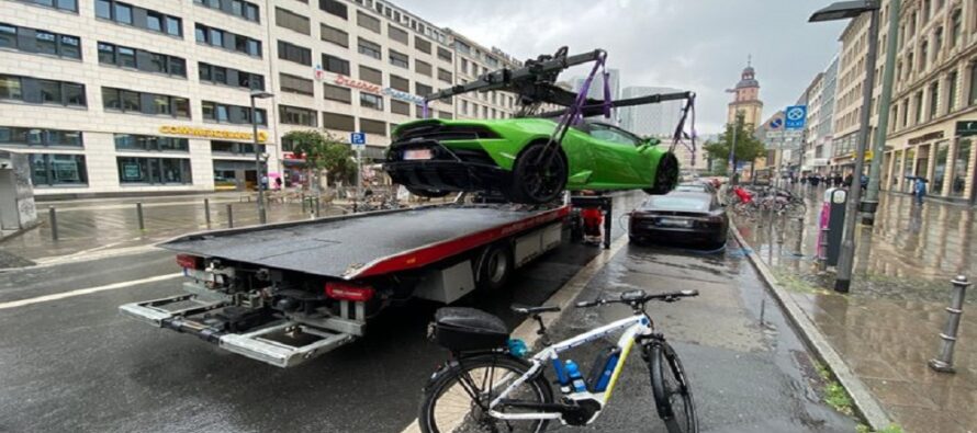 Γερανός σήκωσε παράνομα παρκαρισμένη Lamborghini