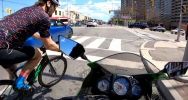Πείτε τη γνώμη σας για αυτή τη σύγκρουση ποδηλάτου μοτοσυκλέτας (video)