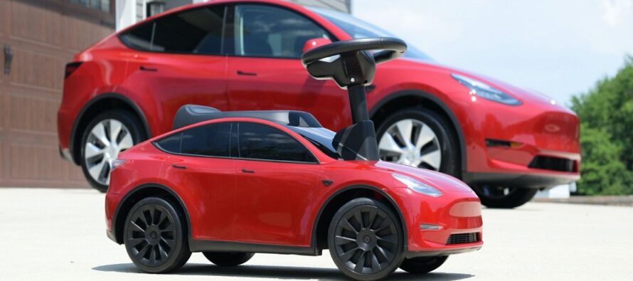 Το Tesla που μπορούν να το οδηγήσουν παιδιά! (video)