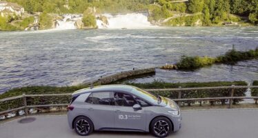 Ποιο ηλεκτρικό αυτοκίνητο πήγε από τη Γερμάνια στην Ελβετία με μια φόρτιση; (video)