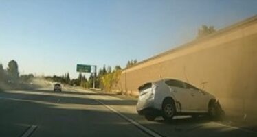 Toyota Prius εκτοπίζεται από Nissan και αναποδογυρίζει (video)