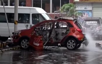 Η στιγμή που εκρήγνυται ηλεκτρικό αυτοκίνητο (video)