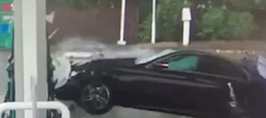 Mercedes προκάλεσε χάος σε βενζινάδικο (video)