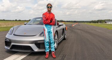 Η 16χρονη που έκανε Ρεκόρ Γκίνες με Porsche (video)