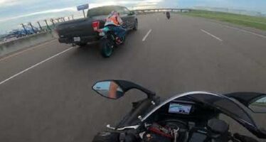 Ford χτυπάει μοτοσικλετιστή και τον εγκαταλείπει (video)