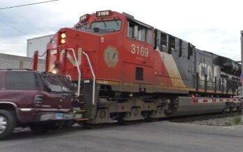 Οδηγός αγνοεί τις κατεβασμένες ράμπες και συγκρούεται με τρένο (video)