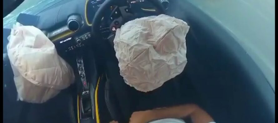 H στιγμή που ανοίγουν οι αερόσακοι μιας Ferrari 812 Superfast (video)