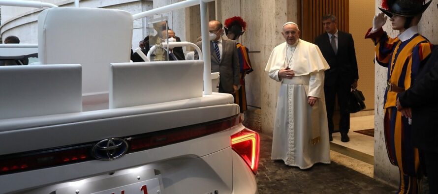 Με Toyota μετακινείται ο Πάπας Φραγκίσκος