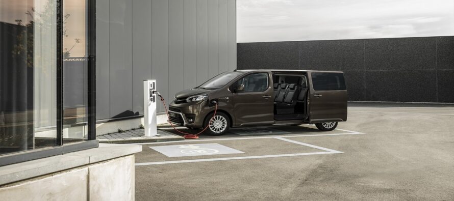 Ηλεκτρικό Toyota χωράει 8 επιβάτες και καλύπτει 330 χλμ. με μια φόρτιση