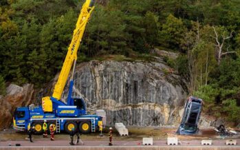 Γερανός σηκώνει καινούργια Volvo και τα πετάει από τα 30 μέτρα! (video)
