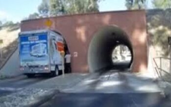 Φορτηγό σφήνωσε σε τούνελ