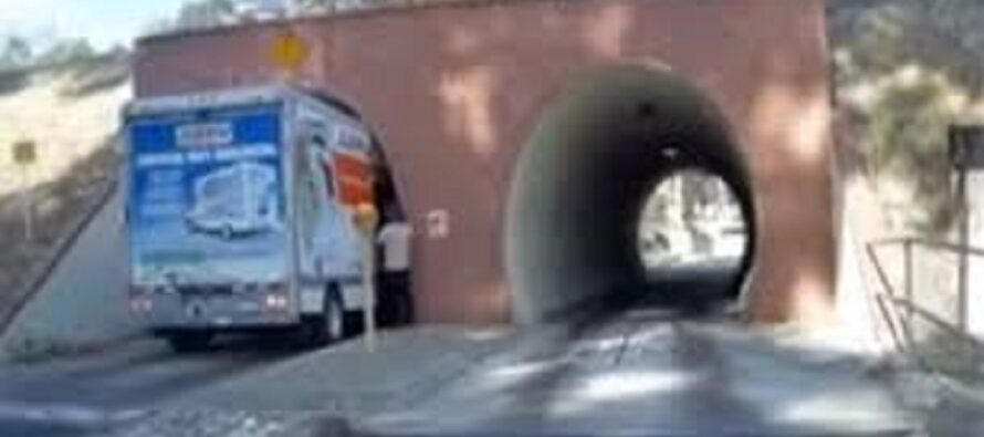 Φορτηγό σφήνωσε σε τούνελ
